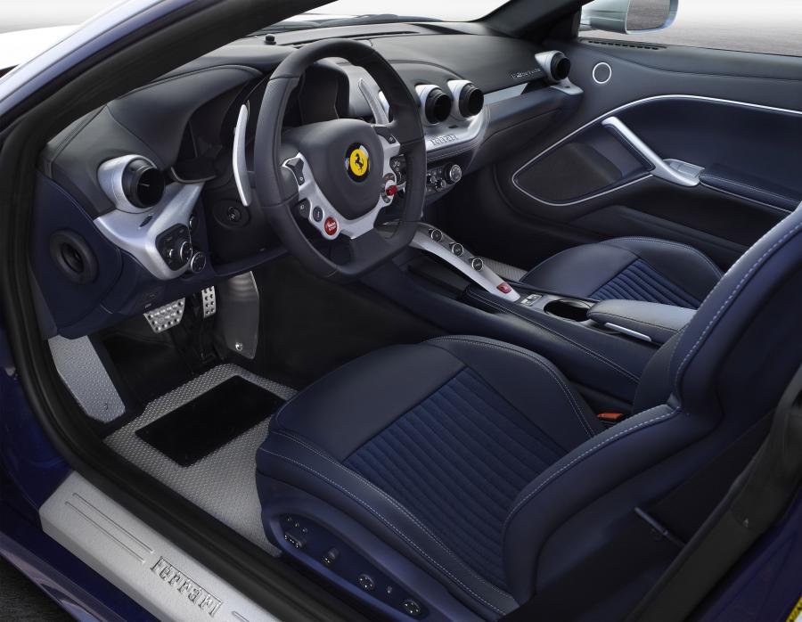Интерьер Ferrari F12berlinetta The Stirling 2017 года  (фото 2 из 3)